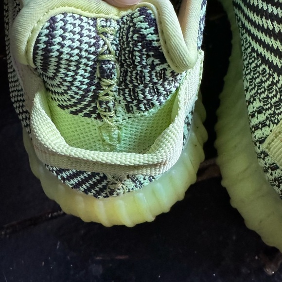 Men's adidas Yeezy Boost 350 V2 size 9 Neon Green - AUTHENTIC! - Picture 4 of 11
